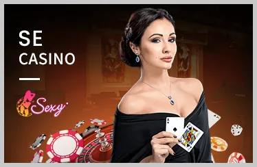 Người chia bài trực tiếp đang điều hành bàn Baccarat